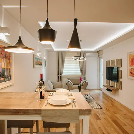 Lux Central Point דירה